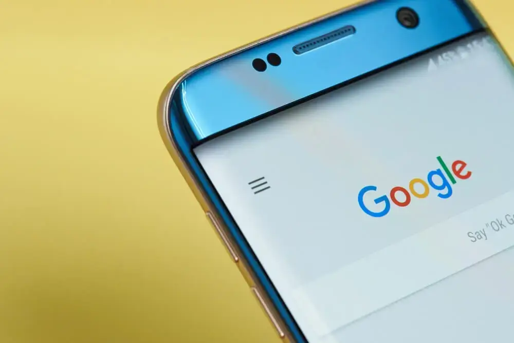 A magnifying glass hovers over a search bar with "dynamic keyword insertion" typed, highlighting the concept